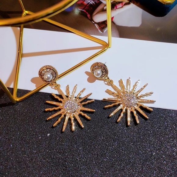 Luxury Gold Earrings - Picture 5 of 5